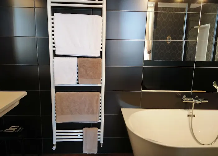 Manoir De Conjon Bed & Breakfast 3*